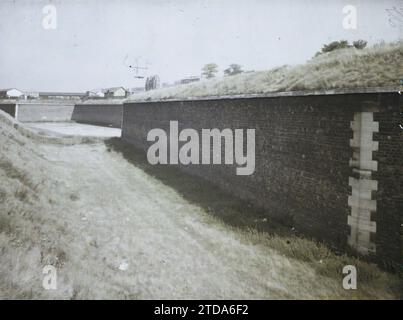 Paris (17e arrondissement), France les fortifications entre les portes de Clichy et Saint-Ouen, logement, Architecture, Architecture fortifiée, fortifications, France, Paris, ensemble de fortificons pris de la porte de Clichy vers la porte de St Ouen, arrondissement XVII, fortifications, petite ceinthe, la zone, 21/08/1929 - 21/08/1929, Léon, Auguste, photographe, Autochrome, photo, verre, Autochrome, photo, positif, horizontal, taille 9 x 12 cm Banque D'Images