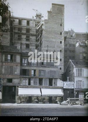 Paris (16e arrondissement), France Construction de bâtiments neufs sur le Quai de Passy, logement, Architecture, enregistrement, informations, activité économique, échafaudage, étaiement, travaux, enregistrement commercial, logement, fortifications, délabrement, conditions insalubres, Restauration, hôtels, France, Paris, Quai de Passy, Maisons anciennes et bâtiments neufs, arrondissement XVI, fortifications, petite ceinte, la zone, 25/09/1929 - 25/09/1929, Léon, Auguste, photographe, Autochrome, photo, verre, Autochrome, photo, positif, vertical, taille 9 x 12 cm Banque D'Images