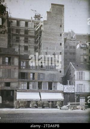 Paris (16e arrondissement), France Construction de bâtiments neufs sur le Quai de Passy, logement, Architecture, enregistrement, informations, activité économique, échafaudage, étaiement, travaux, enregistrement commercial, logement, fortifications, délabrement, conditions insalubres, Restauration, hôtels, France, Paris, Quai de Passy, Maisons anciennes et bâtiments neufs, arrondissement XVI, fortifications, petite ceinte, la zone, 25/09/1929 - 25/09/1929, Léon, Auguste, photographe, Autochrome, photo, verre, Autochrome, photo, positif, vertical, taille 9 x 12 cm Banque D'Images