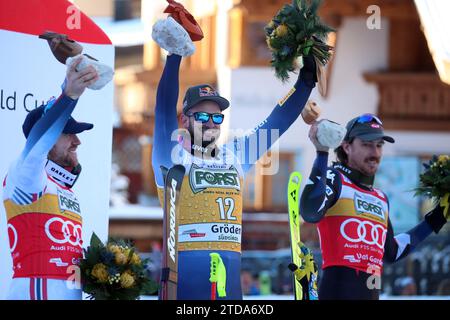 Val Gardena, Tyrol du Sud, Italie. 16 décembre 2023. Audi FIS coupe du monde de ski finale 2023 jour 3 ; deuxième descente masculine ; Aleksander Aamodt Kilde (NOR), Dominik Paris (ITA) et Bryce Bennett (USA) crédit : action plus Sports/Alamy Live News Banque D'Images