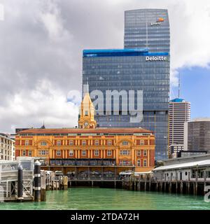 Contraste dans les styles architecturaux du Ferry Building de 1912 et les gratte-ciel modernes immeubles de bureaux de Deloitte et PWC dans le centre-ville d'Auckland, N. Banque D'Images