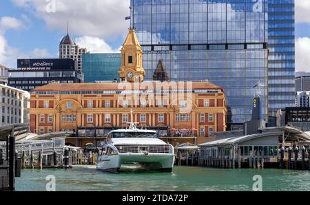 Le transport maritime et le 1912 Ferry Building dans le centre-ville d'Auckland, New Zealand Central Business District. Le bâtiment a été conçu par Alex Wiseman an Banque D'Images