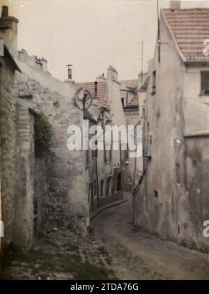 Marly-le-Roi, France, logement, Architecture, Architecture rurale, logement, rue, quartier, Seine et Oise, Marly-le Roy, vieille rue, Marly-le-Roi, 05/05/1930 - 05/05/1930, Passet, Stéphane, photographe, 1930 - Ile-de-France - Stéphane Passet - (28 juin-8 juillet), Autochrome, photo, verre, Autochrome, photo, positive Banque D'Images