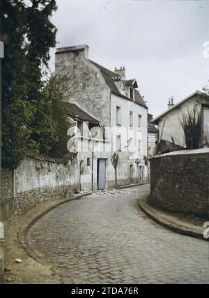 Marly-le-Roi, France, logement, Architecture, Architecture rurale, logement, route goudronnée, rue, quartier, Seine et Oise, Marly-le Roy, Old Street, Marly-le-Roi, 05/05/1930 - 05/05/1930, Passet, Stéphane, photographe, 1930 - Ile-de-France - Stéphane Passet - (28 juin-8 juillet), Autochrome, photo, verre, Autochrome, photo, positive Banque D'Images