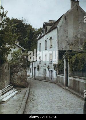 Marly-le-Roi, France, logement, Architecture, Architecture rurale, logement, route goudronnée, rue, quartier, Seine et Oise, Marly-le Roy, Old Street, Marly-le-Roi, 05/05/1930 - 05/05/1930, Passet, Stéphane, photographe, 1930 - Ile-de-France - Stéphane Passet - (28 juin-8 juillet), Autochrome, photo, verre, Autochrome, photo, positive Banque D'Images