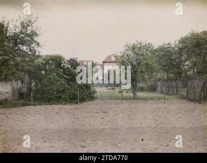 Marly-le-Roi, France, activité économique, Agriculture, élevage, clôture, potager, Seine et Oise, Marly-le Roy, Maisons et jardins, Marly-le-Roi, 05/05/1930 - 05/05/1930, Passet, Stéphane, photographe, 1930 - Ile-de-France - Stéphane Passet - (28 juin-8 juillet), Autochrome, photo, verre, Autochrome, photo, positive Banque D'Images