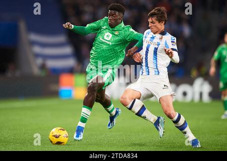 San Sebastian, Guipuzcoa, Espagne. 17 décembre 2023. Assane Diao du Real Betis duel pour le ballon avec Robin le Normand de Real Sociedad lors du match LaLiga EA Sports entre Real Sociedad et Real Betis au stade Reale Arena. Crédit : Cesar Ortiz Gonzalez/Alamy Live News Banque D'Images