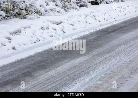 Conditions de Blizzard : navigation sur une route enneigée et verglacée | conseils de conduite hivernale Banque D'Images