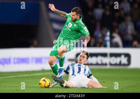 San Sebastian, Guipuzcoa, Espagne. 17 décembre 2023. Aitor Ruibal du Real Betis duel pour le ballon avec Benat Turrientes de Real Sociedad lors du match LaLiga EA Sports entre Real Sociedad et Real Betis au stade Reale Arena. Crédit : Cesar Ortiz Gonzalez/Alamy Live News Banque D'Images