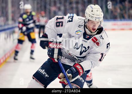 Berlin, Deutschland. 17 décembre 2023. Max Gildon (Adler Mannheim, #16) GER, Eisbaeren Berlin vs Adler Mannheim, Eishockey Herren, Deutsche Eishockey Liga, saison 2023/2024, 28. Spieltag, 17.12.2023. Photo : Eibner-Pressefoto / Claudius Rauch crédit : dpa / Alamy Live News Banque D'Images