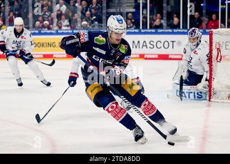 Berlin, Deutschland. 17 décembre 2023. Maximilian Heim (Eisbaeren Berlin, #86) GER, Eisbaeren Berlin vs Adler Mannheim, Eishockey Herren, Deutsche Eishockey Liga, saison 2023/2024, 28. Spieltag, 17.12.2023. Photo : Eibner-Pressefoto / Claudius Rauch crédit : dpa / Alamy Live News Banque D'Images