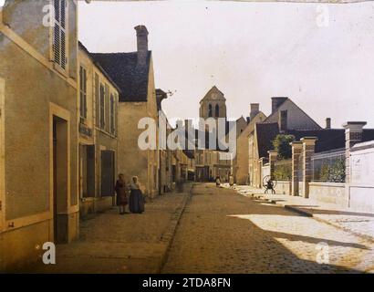 Beaumont-du-Gâtinais, Seine-et-Marne, France rue du Pont, êtres humains, logement, Architecture, Femme, horloge, Bell Tower, route pavée, rue, quartier, France, Mills, Beaumont-du-Gâtinais, 06/08/1911 - 06/08/1911, Léon, Auguste, photographe, Autochrome, photo, verre, autochrome, photo, positif, horizontal, taille 9 x 12 cm Banque D'Images