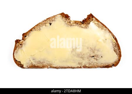Délicieux pain allemand Rye avec beurre : une agrafe nutritive pour le petit déjeuner, anti-allergie, fond blanc Banque D'Images