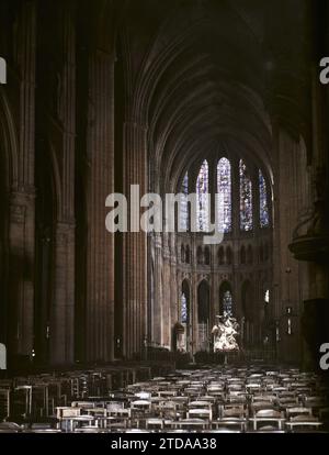 Chartres, France la nef centrale et le chœur de la Cathédrale notre-Dame, religion, Habitat, Architecture, Art, Église, christianisme, vue intérieure, vitrail, Moyen âge, architecture religieuse, France, Chartres, intérieur de la cathédrale, Chartres, 30/05/1912 - 30/05/1912, Léon, Auguste, photographe, 1912 - Eure-et-Loir - Auguste Léon - (30 mai), Autochrome, photo, verre, Autochrome, photo, positif, vertical, taille 9 x 12 cm Banque D'Images