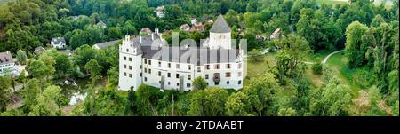 Vue aérienne à couper le souffle du Schloss Kronwinkel en Bavière : un mélange captivant d'histoire et de beauté naturelle Banque D'Images