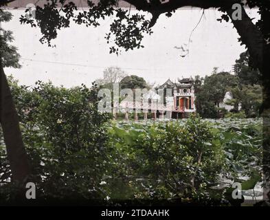 Hà-nôi, Hainoi Vietnam, Tonkin, Indochine le temple Ngoc-so'n (appelé par les Européens 'Pagode des pinceauxs'), situé sur 'l'île de Jade' du petit lac couvert de lotus, religion, Habitat, Architecture, nature, environnement, Île, installation électrique, Bouddhisme, Temple, pagode, Lotus, Génie civil, Lac, étang, végétation, botanique, Pont, architecture religieuse, Indochine, Tonkin, Hanoi, petit Lac de Hanoi, vue d'ensemble de Ngoc Sound, Lotus au premier plan, petit Lac, Ngoc-so'n [Pagode des Pinceaux], 01/07/1915 - 31/08/1915, Busy, Léon, Léon Busy photographe en Indochine, Autochrom Banque D'Images