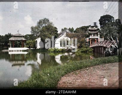 Hà-nôi, Hainoi Vietnam, Tonkin, Indochine le temple Ngoc-so'n (appelé par les Européens 'Pagode des pinceauxs'), situé sur 'l'île de Jade' du petit Lac, religion, Habitat, Architecture, nature, environnement, Île, installation électrique, Bouddhisme, Temple, toit, Pagode, Génie civil, Lac, étang, végétation, botanique, Pont, architecture religieuse, Indochine, Tonkin, Hanoi, Little Lake of Hanoi, vue d'ensemble de Ngoc son, petit Lac, Ngoc-so'n [Pagode des Pinceaux], 01/07/1915 - 31/08/1915, Busy, Léon, Léon Busy photographe en Indochine, Autochrome, photo, verre, Autochrome, photo, positive Banque D'Images