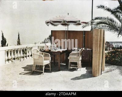 Corfou, Grèce l'Achilleion - Table de l'empereur Guillaume II, Habitat, Architecture, terrasse, Meubles, empereur, Villa, Parc, jardin, Balustrade, palais, Château, Grèce, Corfou, l'Achilleion - Table de l'Empereur Guillaume II, Corfou, Autriche [en relation avec], 01/01/1913 - 31/12/1913, Léon, Auguste, photographe, 1913 - Balkans, Italie - Léon Busy et Auguste Léon - (septembre - 23 octobre), Autochrome, photo, verre, Autochrome, photo, positif, horizontal, taille 9 x 12 cm Banque D'Images