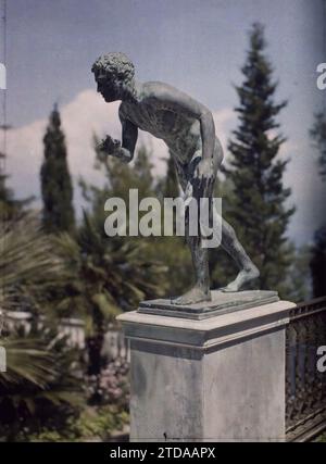 Corfou, Grèce l'Achilleion - dans le parc, une statue, Art, Habitat, Architecture, êtres humains, Statue, Sculpture, Villa, Parc, jardin, Palais, Château, Homme, Grèce, Corfou, l'Achilleion - dans le Parc, une statue, Corfou, Autriche [en lien avec], 01/01/1913 - 31/12/1913, Léon, Auguste, photographe, 1913 - Balkans, Italie - Léon Busy et Auguste Léon - (septembre - 23 octobre), Autochrome, photo, verre, Autochrome, photo, positif, vertical, taille 9 x 12 cm Banque D'Images