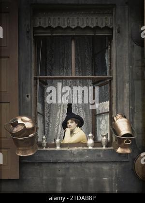 Bayreuth, Bavière, Allemagne, personnes, vie quotidienne, vêtements, femme, Portrait, objet domestique, coiffure, coiffures, mode, Bayreuth, 01/01/1912 - 31/12/1912, Léon, Auguste, Photographer, 1912 - Allemagne - Auguste Léon, Autochrome, photo, verre, Autochrome, photo, positive Banque D'Images