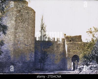 Constantinople (Istanbul actuelle), Turquie Tour ronde, mur crénelé et porte faisant partie du mur environnant de la vieille ville : Habitat, Architecture, Art, Tour, architecture fortifiée, porte, Moyen âge, fortifications, Rampart, Istanbul, 01/09/1912 - 30/09/1912, Passet, Stéphane, photographe, 1912 - Turquie - Stéphane Passet - (septembre), Autochrome, photo, verre, Autochrome, photo, positif, horizontal, taille 9 x 12 cm Banque D'Images