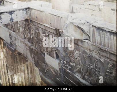 Athènes, Grèce sur l'Acropole, le Parthénon. Vue prise du haut du Parthénon sur la frise ouest du Cella (cavalier escortant la procession de la Grande Panthénée), Habitat, Architecture, Art, religion, Temple, vestige archéologique, Sculpture, Bas-relief, polythéisme gréco-romain, antiquité, Frise, Architecture religieuse, Athènes, 09/10/1913 - 09/10/1913, Léon, Auguste, photographe, 1913 - Balkans, Italie - Léon Busy et Auguste Léon - (septembre - 23 octobre), Autochrome, photo, verre, Autochrome, photo, positif, horizontal, taille 9 x 12 cm Banque D'Images