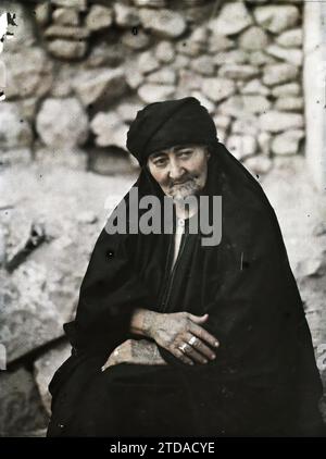 Jérusalem, Israël, Palestine Vieille femme d'As-Salt, tatouée avec de l'indigo, êtres humains, vêtements, Société, religion, femme, Costume, minorité ethnique, bédouin, Islam, Portrait, coiffure, coiffures, Jérusalem, 10/08/1918 - 10/08/1918, Castelnau, Paul, 1918 - Moyen-Orient, Egypte, Palestine, Chypre - Paul Castelnau (Section photographique de l'armée) - (9 janvier-6 octobre), Autochrome, photo, verre, Autochrome, photo, positif, vertical, taille 9 x 12 cm Banque D'Images