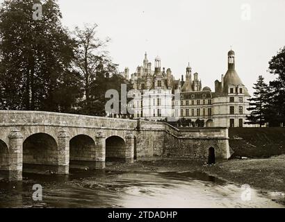 Chambord, France le pont et le château, personnalité, Habitat, Architecture, Art, figure politique, Roi, Reine, Tour, Génie civil, rivière, Renaissance, Palais, Château, Pont, France, Chambord, Pont et château de Chambord, Chambord, 01/06/1909 - 30/06/1909, Léon, Auguste, photographe, 1909 - Centre de la France - Auguste Léon - (juin), Gélatino-argentique, verre, positif sur verre noir et blanc, positif Banque D'Images