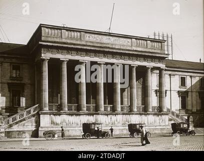 Tours, France Palais de Justice, Transports, Société, Habitat, Architecture, inscription, information, transport automobile, Justice, voiture, architecture civile publique, Portico, colonne, Inscription architecturale, Palais, Château, France, Tours, Palais de Justice, Tours, 01/06/1909 - 30/06/1909, Léon, Auguste, photographe, 1909 - Centre de la France - Auguste Léon - (juin), Gélatino-argentique, verre, positif sur verre noir et blanc, positif, horizontal Banque D'Images