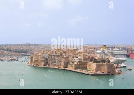 Vue sur le Grand Port depuis Upper Barracca Gardens, Valette, Malte. Banque D'Images