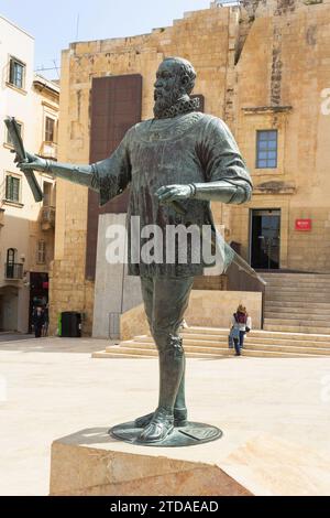Pjazza Jean de Valette, la Valette, Malte. Statue de FRA' Jean 'Parisot' de (la) Valette, 1495 – 1568. Noble français et 49e Grand Maître de l'Ord Banque D'Images