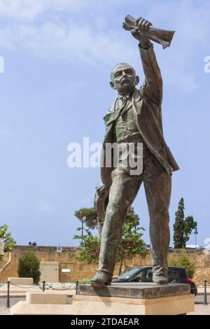 Monument à Manwel Dimech sur Castille Square, la Valette, Malte. Manwel Dimech, alias Manuel Dimech, 1860 – 1921. Socialiste maltais, philosophe, jour Banque D'Images