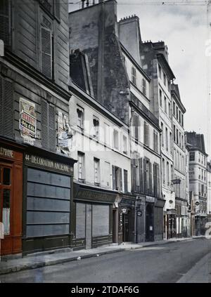 Paris (6e-7e arrondissement), France rue des Saints-Pères, au numéro 44, activité économique, Inscription, informations, logement, architecture, magasin, magasin, enseigne, enregistrement commercial, affiche, rue, quartier, délabrement, conditions insalubres, magasin, marquise, Restauration, hospitalité, rue des St Pères France, Paris, rue des Saints Pères, Paris, 01/07/1914 - 31/07/1914, Léon, Auguste, photographe, Autochrome, photo, verre, Autochrome, photo, positif, vertical, taille 9 x 12 cm Banque D'Images