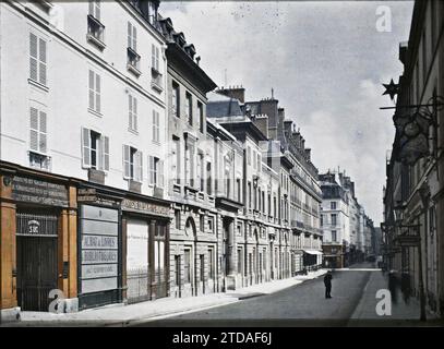 Paris (VIème-VIIème arr.), France l'École des ponts et chaussées et l'École de médecine rue des Saints-Pères, au numéro 30, activité économique, enseignement, Inscription, information, logement, Architecture, Boutique, magasin, enseigne, Etablissement scolaire, Etablissement universitaire, grandes écoles, enseignement technique, bibliothèque, horloge, Inscription commerciale, rue, quartier, magasin, marquise, rue des St Pères France, Paris, rue des STS Pères, Paris, 01/07/1914 - 31/07/1914, Léon, Auguste, photographe, Autochrome, photo, verre, Autochrome, photo, positif, horizontal, taille 9 x 12 cm Banque D'Images