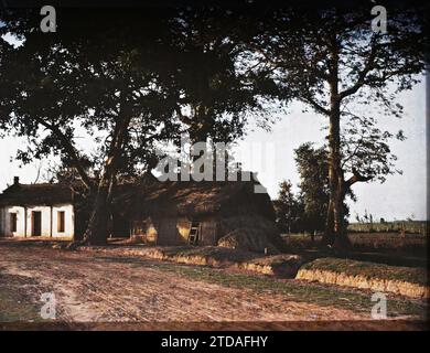 Environs de Hà-nôi, Hainoi Vietnam, Tonkin, Indochine le long de la route, à la périphérie d'un village, Habitat, Architecture, route, Architecture rurale, porte, Indochine, Tonkin, environs de Hanoi, chemins, routes - Un coin du sentier autour de Hanoi, Hà-nôi, Hainoi Vietnam [région], 01/01/1916 - 31/01/1916, occupé, Léon, Léon Busy photographe en Indochine, Autochrome, photo, verre, Autochrome, photo, positif, horizontal, taille 9 x 12 cm Banque D'Images