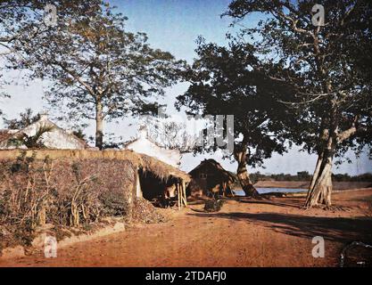 Environs de Hà-nôi, Hainoi Vietnam, Tonkin, Indochine le long de la route, près d'un village, HD, Habitat, Architecture, route, existe en haute définition, corps d'eau, Architecture rurale, Indochine, Tonkin, environs de Hà-nôi, Hainoi Vietnam, Tonkin, Indochine Hanoi, chemins, routes - au même endroit ; contre la lumière ., Hà-nôi, Hainoi Vietnam [région], 01/01/1916 - 31/01/1916, occupé, Léon, Léon Busy photographe en Indochine, Autochrome, photo, verre, Autochrome, photo, positif, horizontal, taille 9 x 12 cm Banque D'Images
