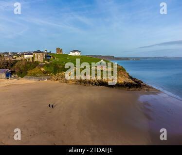 Une vue aérienne de la plage sud vers Castle Hill à Tenby, pays de Galles par une journée ensoleillée Banque D'Images