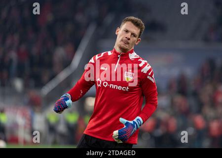 Munich, Allemagne. 17 décembre 2023. VOR Spielbeginn Alexander Nuebel (VfB Stuttgart, #33), FC Bayern Muenchen vs. VfB Stuttgart, Fussball, Herren, 1. Bundesliga, 15. Spieltag, saison 23/24, GER, 17.12.2023, LES RÈGLEMENTS DFL/DFB INTERDISENT TOUTE UTILISATION DE PHOTOGRAPHIES COMME SÉQUENCES D'IMAGES ET/OU QUASI-VIDÉO, Foto : Eibner-Pressefoto/Wolfgang Frank crédit : dpa/Alamy Live News Banque D'Images