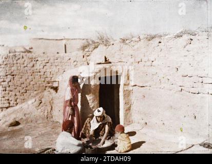 Oasis de Biskra, Algérie la préparation du couscous, vie quotidienne, HD, êtres humains, Habitat, architecture, nourriture, existe en haute définition, enfant, Architecture rurale, vie domestique, cuisine, Cour, Alger, production de Kous-kous, Biskra, 01/01/1911 - 31/12/1911, 01/01/1910 - 31/12/1910, 01/01/1909 - 31/12/1909, Gervais-Courtellemont, Jules, 1909 ou 1910 - Algérie, Tunisie - Jules Gervais-Courtellemont et souvieux, Autochrome, photo, verre, Autochrome, photo, horizontale, taille 9 x 12 cm Banque D'Images