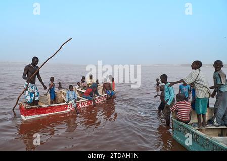 Bateaux sur le lac Retba, le lac Rose iNord du Cap Vert, Sénégal, Afrique Banque D'Images