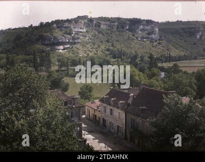 Les Eyzies, Dordogne, France, nature, Environnement, habitat, Architecture, Paysage, Vallée, Architecture rurale, logement, rue, quartier, Cliff, France, les Eyzies, vue sur le château et le village, les Eyzies-de-Tayac-Sireuil, 06/05/1916 - 06/05/1916, Léon, Auguste, photographe, 1916 - provinces Françaises - Jean Brunhes, Auguste Léon et Georges Chevalier - (avril-juillet), Autochrome, photo, verre, Autochrome, photo, positive Banque D'Images