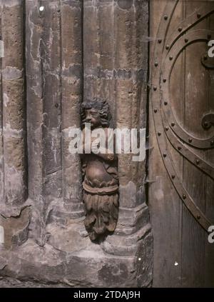 Brive, France Figurine en bois, Chapelle Saint-libéral, religion, Art, Église, Christianisme, Sculpture, porte, Moyen âge, France, Brive, figurine en bois sculpté 14e siècle, Brive-la-Gaillarde, 06/06/1916 - 06/06/1916, Léon, Auguste, photographe, 1916 - provinces Françaises - Jean Brunhes, Auguste Léon et Georges Chevalier - (avril-juillet), Autochrome, photo, verre, Autochrome, photo, positif, vertical, taille 9 x 12 cm Banque D'Images