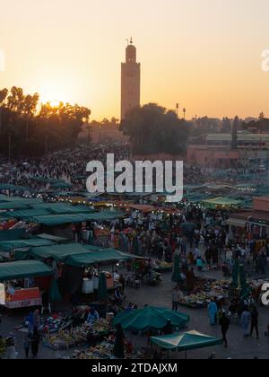 Vue surélevée de la foule au coucher du soleil sur la place Jemaa el-Fna et place du marché à Marrakech, Maroc, 17 décembre 2023 Banque D'Images