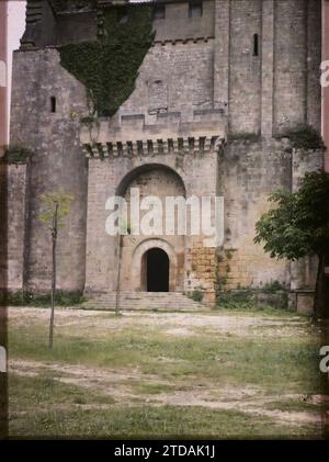 Saint-Avit-Sénieur, Dordogne, Habitat, Architecture, Art, Église, Architecture fortifiée, porte, Moyen âge, fortifications, architecture religieuse, France, St Avit Sénieur, église fortifiée d'une abbaye du 12e siècle de front, Saint-Avit-Sénieur, 16/06/1916 - 16/06/1916, Léon, Auguste, photographe, 1916 - provinces Françaises - Jean Brunhes, Auguste Léon et Georges Chevalier - (avril-juillet), Autochrome, photo, verre, Autochrome, photo, positive Banque D'Images