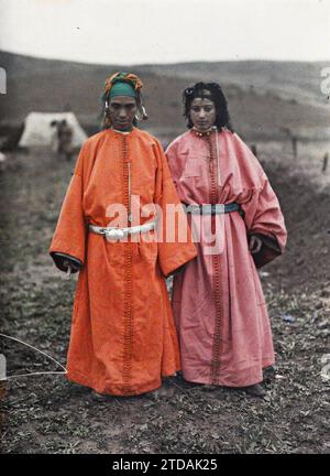 Sidi Kacem, Maroc deux femmes d'un douar, êtres humains, vêtements, HD, Femme, costume, existe en haute définition, Portrait, tatouage, bijoux, coiffure, casque, Maroc, Sidi Kassen, femmes de la spéciale douar, Sidi-Kacem, 01/01/1913 - 31/01/1913, Passet, Stéphane, photographe, 1912-1913 - Maroc - Stéphane Passet - (décembre-janvier), Autochrome, photo, verre, Autochrome, photo, positif, vertical, taille 9 x 12 cm Banque D'Images