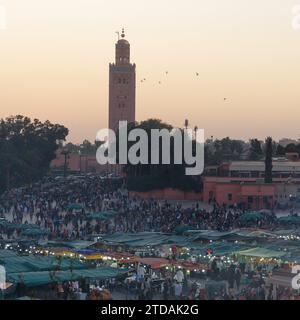 Vue surélevée de la foule au coucher du soleil sur la place Jemaa el-Fna et place du marché à Marrakech, Maroc, 17 décembre 2023 Banque D'Images