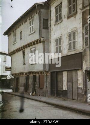 Brioude, France Maisons anciennes rue du quatre septembre, logement, Architecture, vie quotidienne, signe, habitation, objet domestique, café, bar, France, Brioude, une autre maison rue du 4 septembre, Brioude, 31/07/1916 - 31/07/1916, Léon, Auguste, photographe, 1916 - provinces Françaises - Jean Brunhes, Auguste Léon et Georges Chevalier - (avril-juillet), Autochrome, photo, verre, Autochrome, photo, positif, vertical, taille 9 x 12 cm Banque D'Images