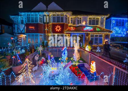 Lower Morden, Surrey, Londres, Royaume-Uni. 17 décembre 2023. De nombreux résidents de Lower Morden Lane décorent l'extérieur de leur maison chaque Noël. Les visiteurs de la rue font un don aux boîtes de collecte locales et l'argent est donné à une très bonne cause locale - l'Hospice St Raphaël. En tant qu’organisme de bienfaisance local, ils s’occupent de 1 personnes sur 4 à Merton et Sutton vivant avec une maladie limitant la vie, et de leurs familles. Plus de 1 000 000 patients et leurs proches bénéficient des soins hospitaliers gratuits exceptionnels qui coûtent 6,5 millions de livres sterling chaque année. Le NHS ne donne que 1,7 million de livres sterling. Crédit : Malcolm Park/Alamy Live ne Banque D'Images