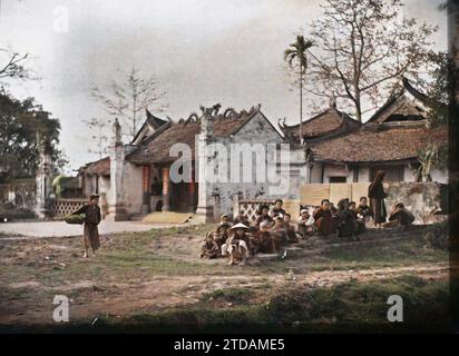 Thanh-tri, Tonkin, Indochine Un groupe de villageois (principalement des enfants) assis en face du temple bouddhiste, appelé 'Pagode abattoir', religion, êtres humains, vêtements, logement, Architecture, Bouddhisme, Femme, Costume, Temple, toit, Pagode, enfant, Portrait de groupe, colonne, porte, coiffure, coiffures, architecture religieuse, homme, Indochine, Tonkin, campagne, Village de Thanh-tri, le Temple, Thanh-Tri, 01/05/1916 - 31/05/1916, occupé, Léon, Léon Busy photographe en Indochine, Autochrome, photo, verre, Autochrome, photo, positif, horizontal, taille 9 x 12 cm Banque D'Images