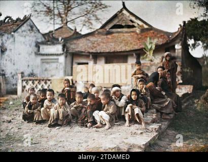 Thanh-tri, Tonkin, Indochine Un groupe de villageois (principalement des enfants) assis devant le temple bouddhiste, appelé 'Pagode abattoir', religion, vêtements, êtres humains, habitat, Architecture, Bouddhisme, Costume, Temple, toit, Pagode, enfant, Portrait de groupe, coiffure, coiffures, architecture religieuse, Homme, Indochine, Tonkin, campagne, Village de Thanh-tri, Un groupe d'habitants, Thanh-tri, 01/05/1916 - 31/05/1916, occupé, Léon, Léon Busy photographe en Indochine, Autochrome, photo, verre, Autochrome, photo, positif, horizontal, taille 9 x 12 cm Banque D'Images